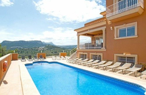 La Empedrola Villa | Stunning private villa for 19 guests with WIFI, private pool, A/C, TV, patio and pets allowed