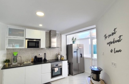 Paco De Arcos Apartment | Stylish 4 bedroom - 10 min walk to the beach