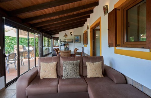 Obidos House | Stylish farmhouse with fabulous sun room in 4 acre valley only 7km from Obidos