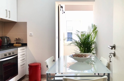 Santa Maria do Castelo e Sao Miguel Apartment | Stylish Historic Retreat | Walk to Castle, Beaches & Lisbon