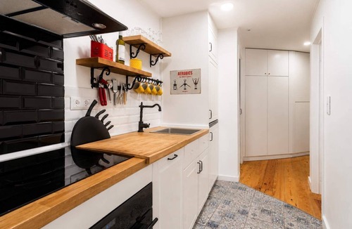 Mouraria Apartment | Sunny 4BR · Terrace · A/C · Near Tram 28