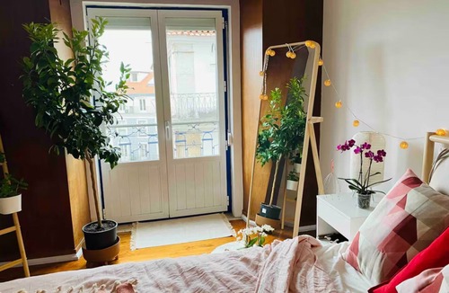 Santo Estevao Apartment | Sunny and Spacious Feng Shui Home in Lisbon