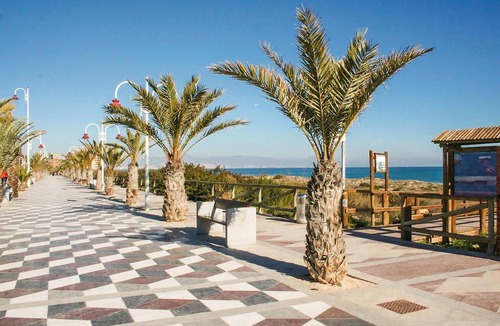 Gran Alacant House | This cozy townhouse is located within walking distance from the fine sandy beach of Gran Alacant.