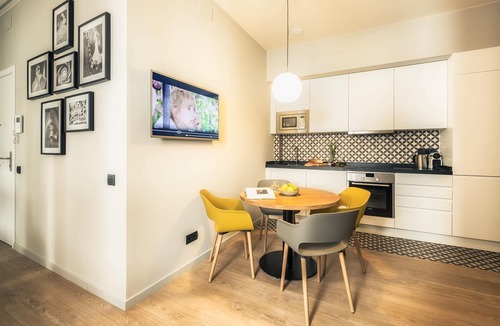 Les Corts Apartment | TOP CLASS 1 BDR | Terrace | Metro | Wifi | Elevator | Bike room | Desk