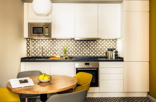 Les Corts Apartment | TOP CLASS 1 BDR | Terrace | Metro | Wifi | Elevator | Bike room | Desk