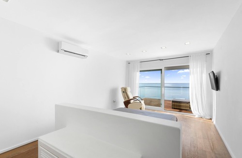 Santa Pola House | Vacation Home "Casa En La Orilla De La Playa" with Balcony, 2 Private Terraces & Wi-Fi