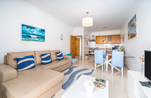 Alporchinhos Apartment | Vacation Home 'Pikachu House' with Sea View, Wi-Fi, and Air Conditioning