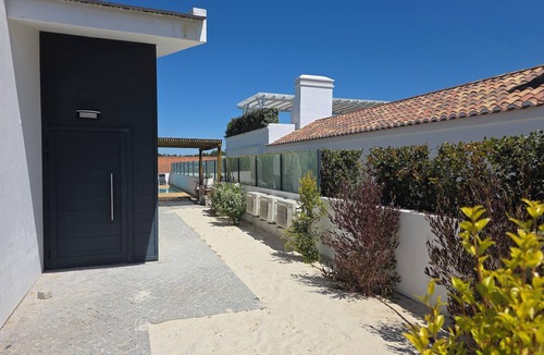 Carvalhal House | VILLA 4 SUITS +1, WALKING DISTANCE FROM THE BEACH, SWIMMING POOL, AC, PARKING