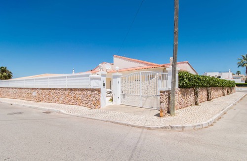 Vale de Parra Villa | Villa sleeps 8/9 in Vale de Parra, Albufeira area, Algarve Portugal, £1200-£2975