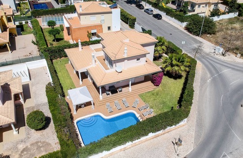 Montechoro Villa | Villa Tulipa | 4 Bedrooms | Private Swimming Pool | Albufeira