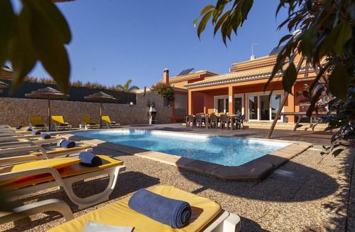 Branqueira Villa | Villa w/heatable pool, BBQ & games room