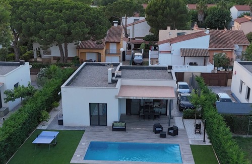 Mas Pinell Villa | Villa with swimming pool 5 minutes walk from Mas Pinell beach!