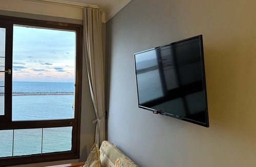 Al-Muntazah Apartment | Vintage Modernized Sea View Apartment