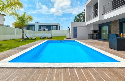 Corroios Villa | Vita Portucale|Chic Luxe Villa w/Saltwater Pool