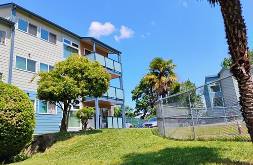 Tukwila Apartment | Walk to Hotel Interurban and Dollar Tree in SouthCenter Mall