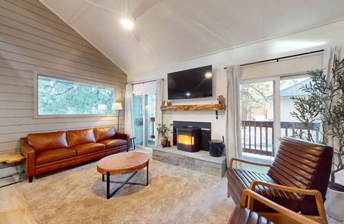 Mammoth Lakes Condo | Walkable Corner Condo w/Pellet Stove & Shared Pool/Hot Tub/Sauna/Tennis