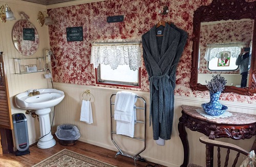 Sequim Hotel | Wild West at Olympic Railway Inn - Pet Friendly