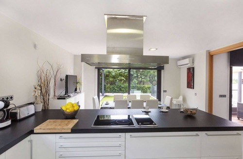 Olot House | Wonderful private villa for 7 people with private pool, WIFI, A/C, TV and patio
