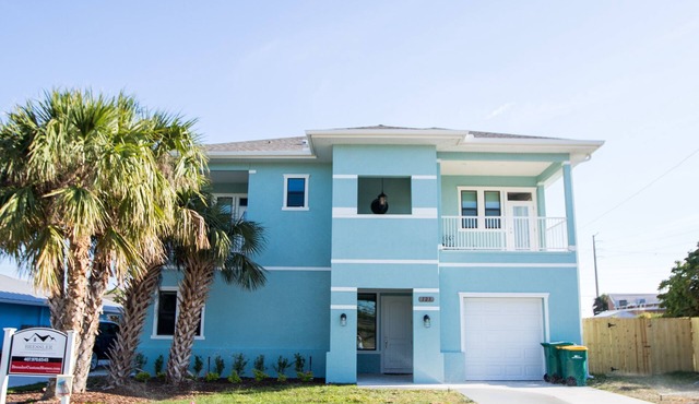 1 blk to the beach. 3 bdrm/3.5 bath, beach items, longboard, pickleball closeby in Cocoa Beach