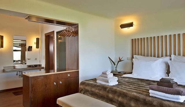 10-Minute Walk from São Rafael Beach! Free Parking, Outdoor Swimming Pools!