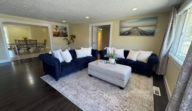 11 Guest Spacious 6-bedroom house in wonderful Clackamas with AC, WiFi in Clackamas