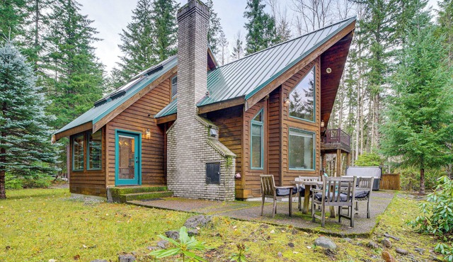 19 Mi to Slopes at Crystal Mtn: Getaway w/Hot Tub in Enumclaw