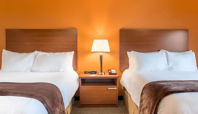 2 Clean + Bright Rooms Perfect for Long Stays Near Bob Kerrey Pedestrian Bridge in Council Bluffs
