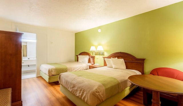 2 Perfect Stopover Rooms Off I-95 w/Close to Local Restaurants in Edgewood