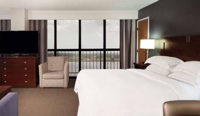 2 rooms just minutes from Space Center Houston with stunning Clear Lake views in Houston