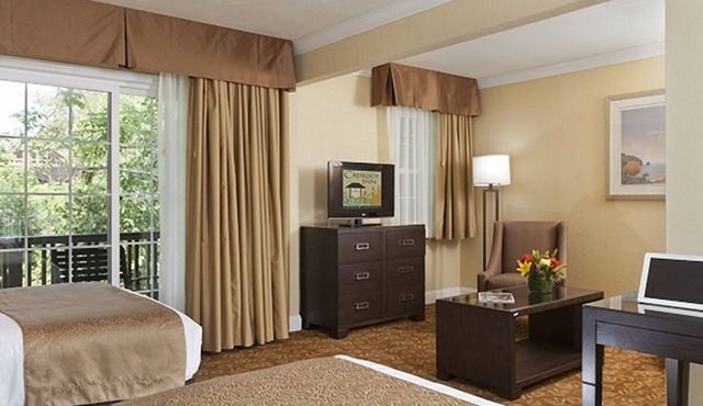 2 Spacious Room with Free Breakfast, Heated Pool & Parking Near Stanford in Palo Alto