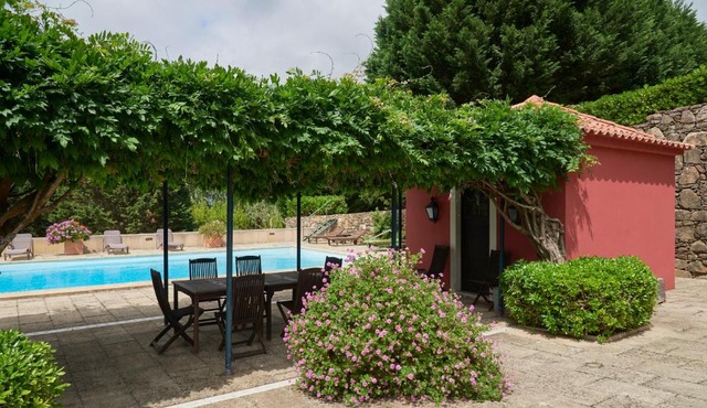 2BR Farmhouse with Swimming Pool, By TimeCooler in Sobral de Monte Agraco