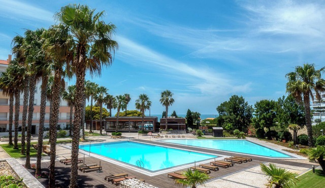 3-bedroom apartment in wonderful Parede with AC, fitness room