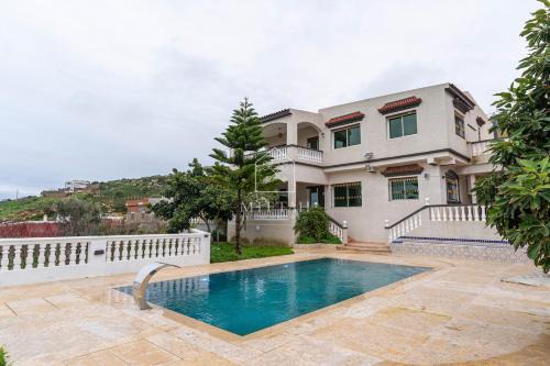 3-bedroom villa with pool and sea view