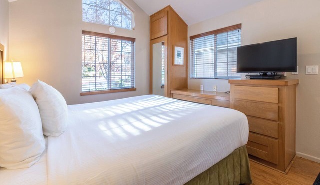 3 Chic Studios | Kitchen | Pool | Free Parking | Napa Opera House – 1.2 miles in Napa