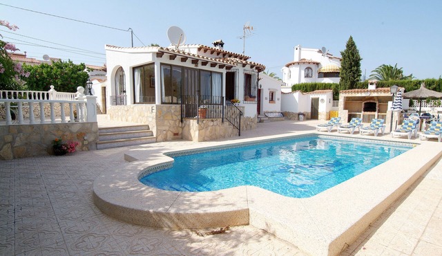 4 Bedroom villa, up to 10 people, Private pool & BBQ close to beaches and Calpe