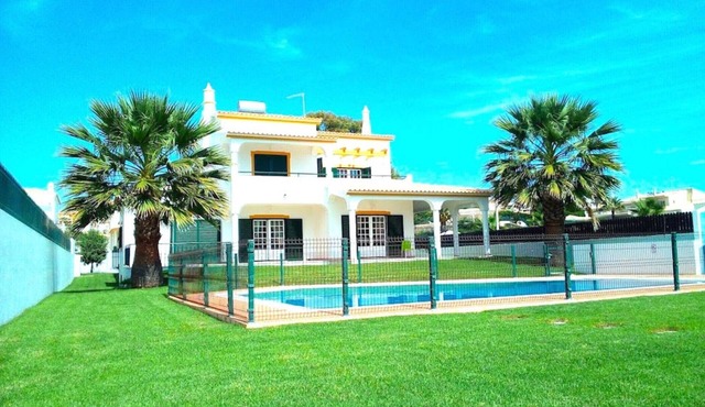 50M From The Beach Gale, Sea Views, wifi, Ar condition