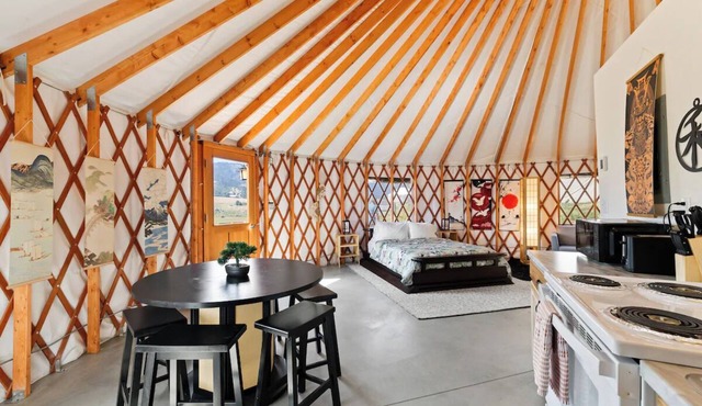 7 mins from Lava Hot Springs-Peaceful Japan Yurt in Lava Hot Springs