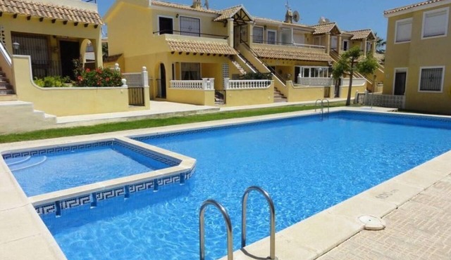 Affordable Apt Lomas Del Golf 10 Min Walk to Amenities, Golf, Sun in Orihuela Costa