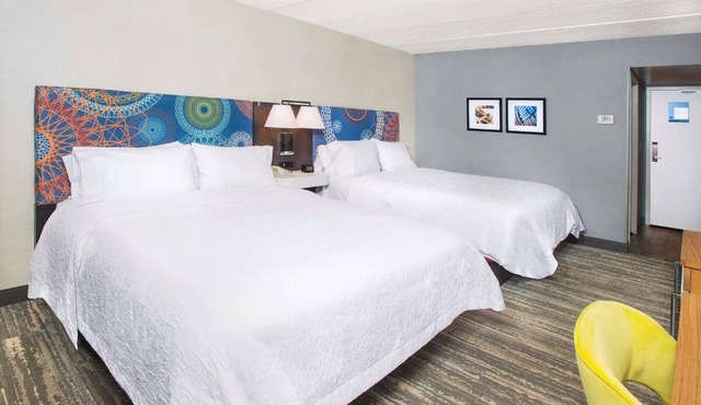 Annapolis Adventure: 2 Cozy Units, Outdoor Pool + Easy Access to Historic Sites! in Annapolis