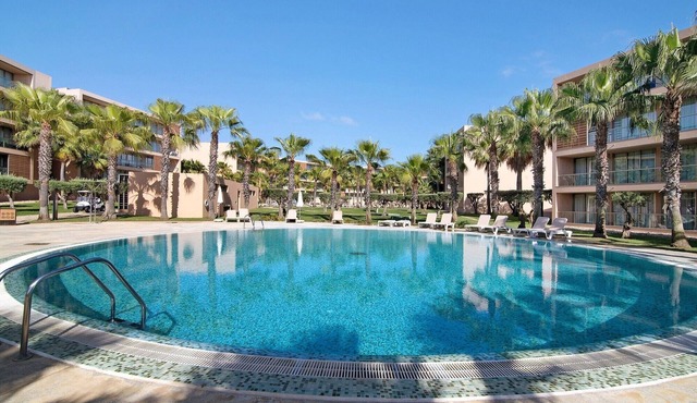Apartamento Salgados Sol e Sal with Pool, Wi-Fi, A/C & Garden