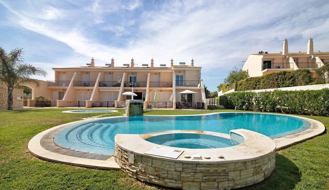 Apartment 'Albufeira Townhouse Beach' with Shared Pool, Wi-Fi and Air Conditioning