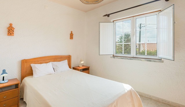 Apartment 'Apartamento E' with Sea View, Shared Pool and Wi-Fi
