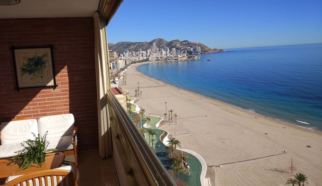 Apartment facing the sea. In the center of the Poniente Beach. WIRELESS. Swimming pool