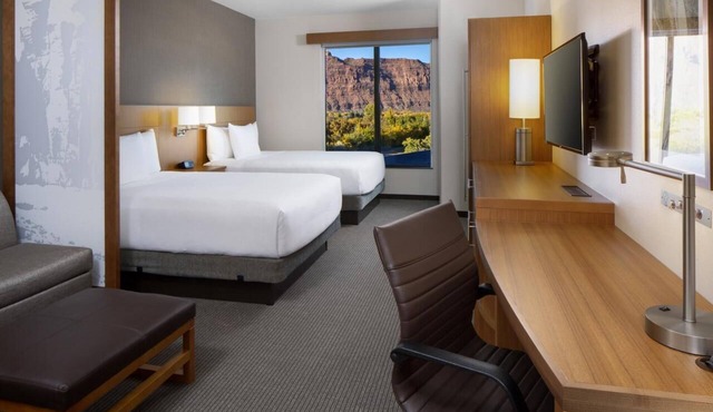 Arches Nearby! Next to North Window, Free Breakfast, Pool, Gym, Parking! in Moab