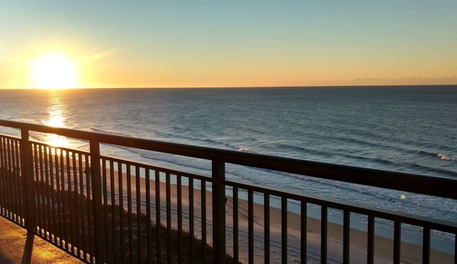 AWESOME Beachfront Condo; Clean, Smart; Lazy River, Hot Tub, Pools; Book Fast! in North Myrtle Beach