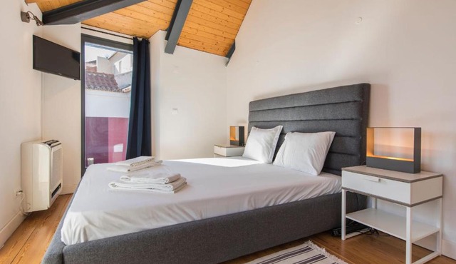 Bairro Alto Stunning Flat With Balcony by LovelyStay