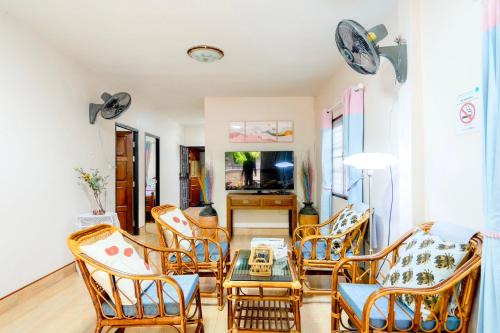 Bangsaphan Paradise Brown House in Bang Saphan