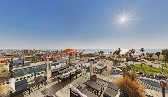 Beach Vibe: 2 Bedroom Urban Retreat | Heart of Venice | 1 min Walk to the Sand in Los Angeles