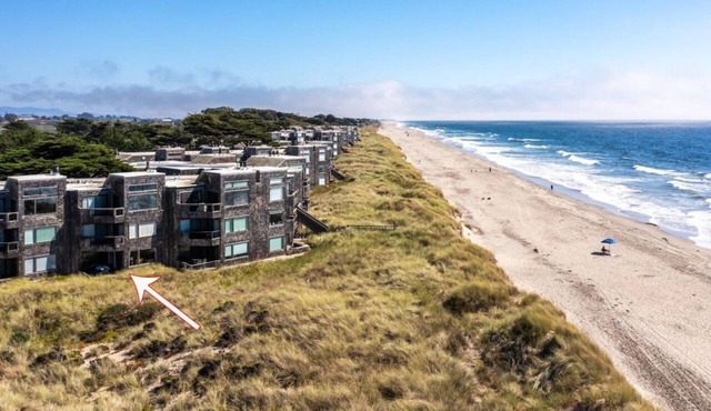Beachfront 2-bedroom Condo by the Sea! in Watsonville