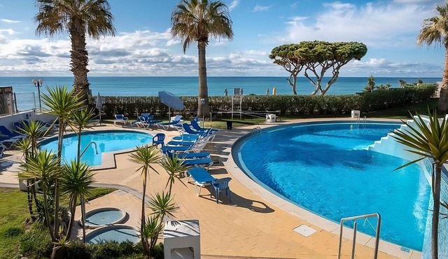 Beachfront 5-Star Resort! 3 Comfortable Units, Outdoor and Indoor Pool!